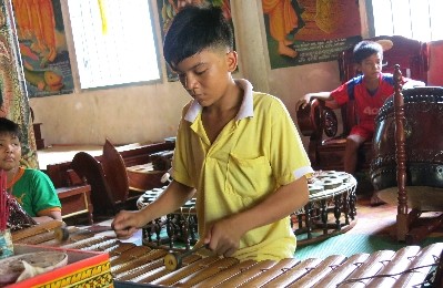 Kinder, die Fünf-Klänge-Musik in der Doi-Pagode spielen